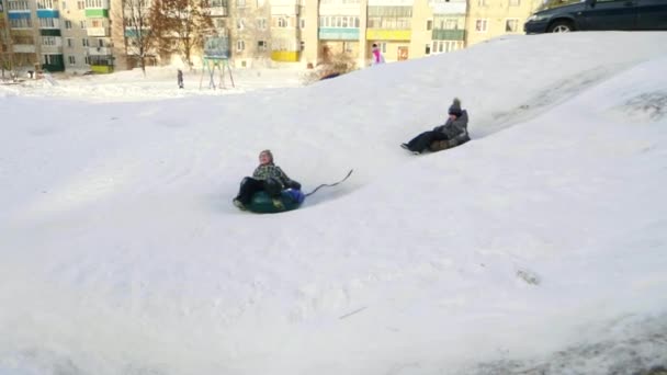 Winter rijden op de Kaastaart met besneeuwde stad glijbanen — Stockvideo