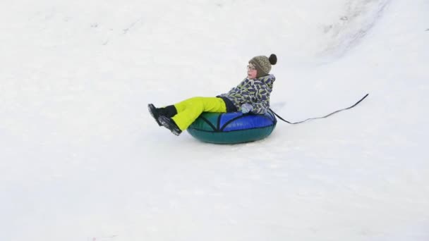 冬季骑在有雪的城市滑梯的奶酪蛋糕上 — 图库视频影像