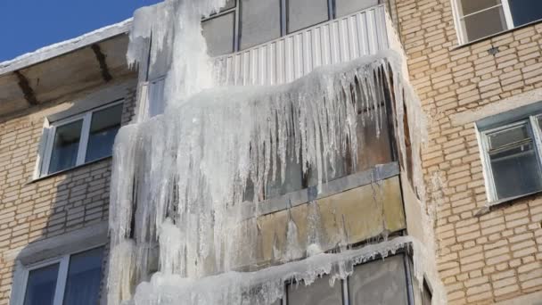 Χειμώνα. Παγοκρυστάλλους που κρέμονται από την οροφή και μπαλκόνια ενός κτιρίου διαμερίσματος — Αρχείο Βίντεο