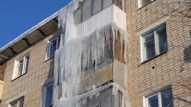 Winter. Ijspegels opknoping van het dak en balkons van een Appartementsgebouw — Stockvideo