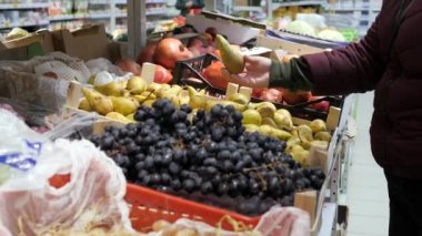 Vitrin. Meyve bir alışveriş mağazası sayaç.