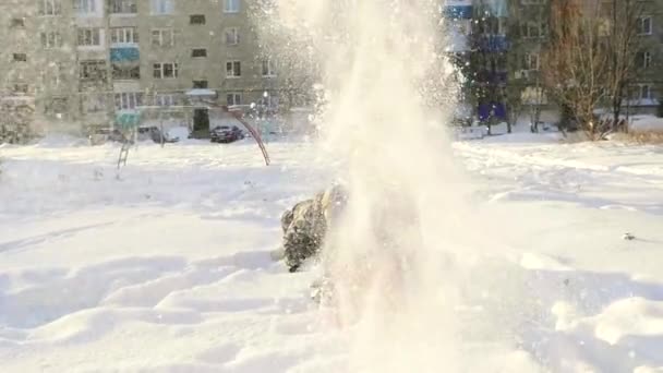 Winter. Kinder sagen, der Schnee an der Spitze. — Stockvideo