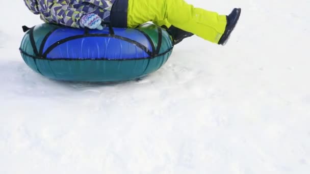 Winterreiten auf den Käsekuchen mit verschneiten Stadtrutschen — Stockvideo