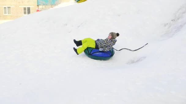 冬季骑在有雪的城市滑梯的奶酪蛋糕上 — 图库视频影像