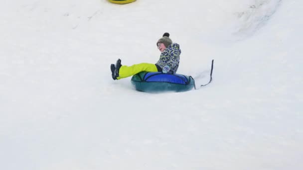 冬季骑在有雪的城市滑梯的奶酪蛋糕上 — 图库视频影像