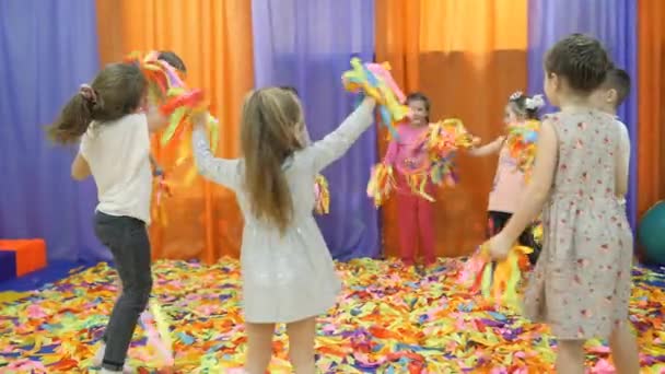 어린이 들의 놀이방 어린이 위한 종이 보기. — 비디오
