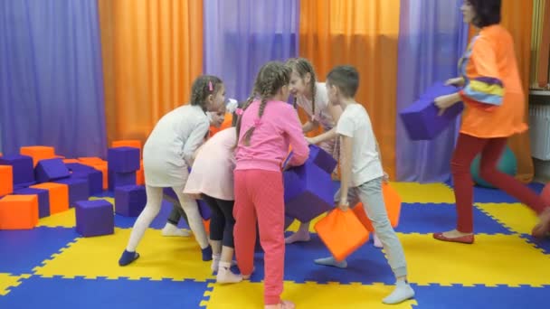 Salle de jeux pour enfants. Jouer avec des cubes de mousse . — Video