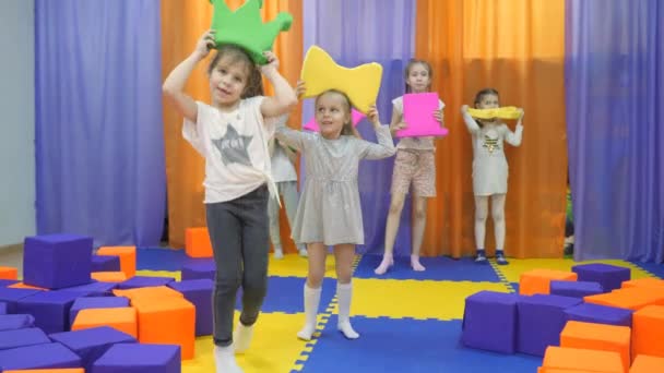 Kinderspielzimmer. Kleine Mädchen verunreinigen mit Plüschtieren. — Stockvideo