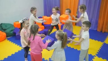 Çocuk oyun odası. Köpük küpleri ile oynamak.