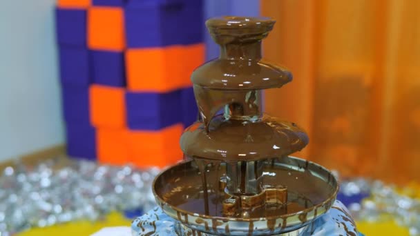 Sala giochi per bambini. I bambini mangiano il cioccolato da una fontana di cioccolato . — Video Stock