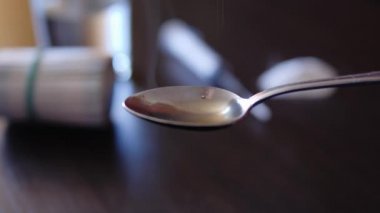 Adam uyuşturucu bağımlılığı.