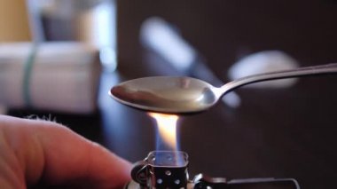 Adam uyuşturucu bağımlılığı.