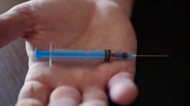 Adam uyuşturucu bağımlılığı.