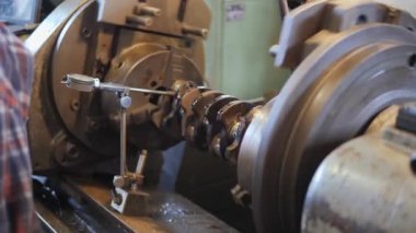 Bir araba motor revizyonu. Metal işleme makine cam chuck sabitlenmiş bir içten yanmalı motor krank mili ritmini ölçümü.
