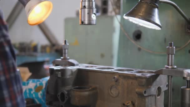 汽车发动机的大修 内燃机缸体的钻孔 — 图库视频影像