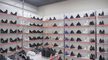 Düz ayakkabı satır raflarda. Ayakkabı alışveriş raflarında.