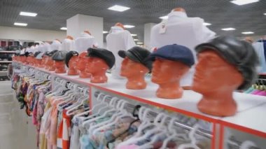 Giysi düzgünce askı asılı. Giysi düzgünce askı asılı.