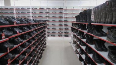 Düz ayakkabı satır raflarda. Ayakkabı alışveriş raflarında.