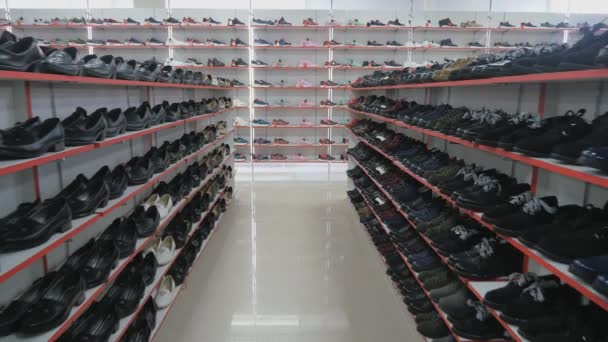 Rangées Chaussures Lisses Sur Les Étagères Chaussures Sur Les Étagères — Video