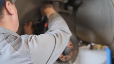 Bakım aracın süspansiyon. Fren Balatası değiştirme.