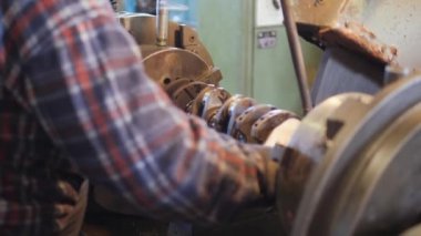 Bir araba motor revizyonu. Bir içten yanmalı motor krank mili bir metal işleme makine içinde bir cam ayna yükleme.
