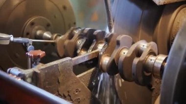 Bir araba motor revizyonu. Sıkıcı bir içten yanmalı motor krank mili.