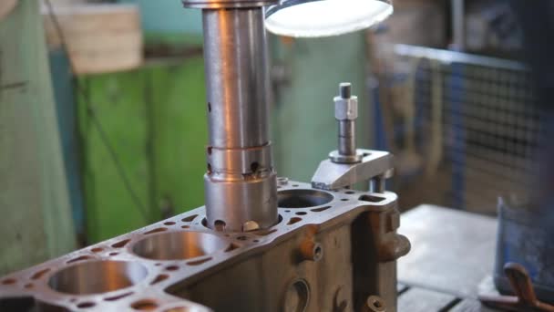 Révision d'un moteur de voiture. alésage du bloc cylindrique d'un moteur à combustion interne .