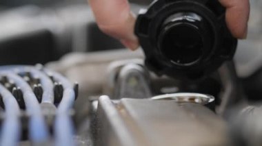 Araba motorunun yağ kapağını vidalayın. Boyun kapağı torquing, bakım içten yanmalı motor.