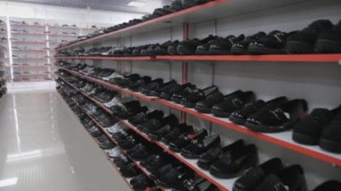 Düz ayakkabı satır raflarda. Ayakkabı alışveriş raflarında.