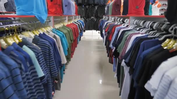 Des Vêtements Accrochés Aux Cintres Vêtements Suspendus Soigneusement Sur Cintres — Video