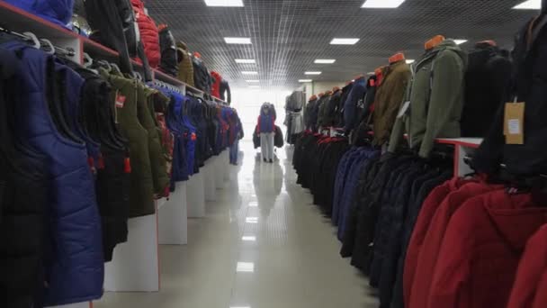 Roupas Penduradas Cabides Roupas Penduradas Perfeitamente Cabides — Vídeo de Stock