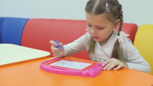 Sala Jogos Infantil Entretenimento Estúdio Para Crianças Pequenas Menina Bonito — Vídeo de Stock