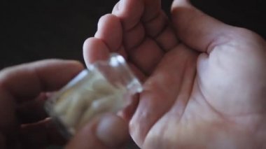 Uyuşturucu bağımlılığı. Adam alır ve hap vitamin ya da uyuşturucu hap şişeden el gösterir.