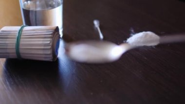 Adam uyuşturucu bağımlılığı.