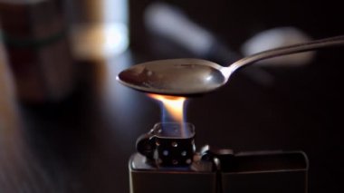 Uyuşturucu bağımlılığı. Eroin bir kaşık yemek.