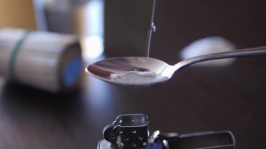 Uyuşturucu bağımlılığı. Eroin bir kaşık yemek.