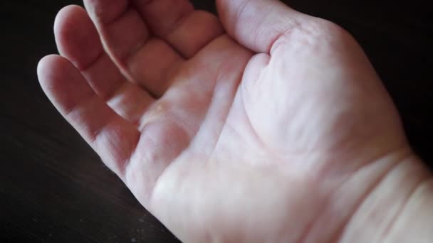 Toxicodependência Homem Toma Mostra Comprimidos Vitaminas Drogas Comprimidos Mão Garrafa — Vídeo de Stock