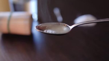 Uyuşturucu bağımlılığı. Eroin bir kaşık yemek.