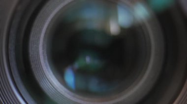 Kamera merceğinin gözünü kapatıyor. Kamera lensi zoom. Odak uzaklığı değişiyor. Ön görünüm makro çekimi.