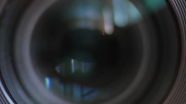 Kamera merceğinin gözünü kapatıyor. Kamera lensi zoom. Odak uzaklığı değişiyor. Ön görünüm makro çekimi.