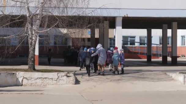 April 3, 2019, Mtsensk, Oryol region, Ryssland, redaktionella-medföljande skolåldern barn till skolan. — Stockvideo