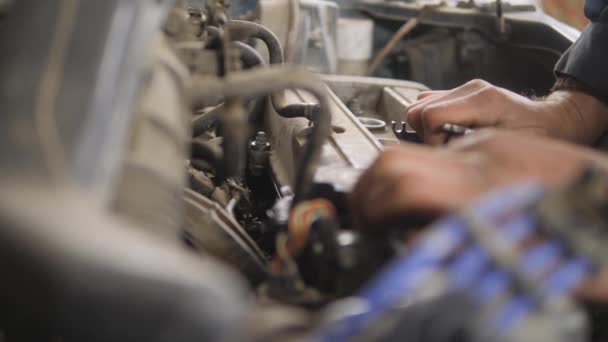 Manutenção do motor do carro . — Vídeo de Stock