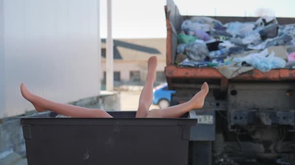 Ноги торчат из мусорного бака . — стоковое видео