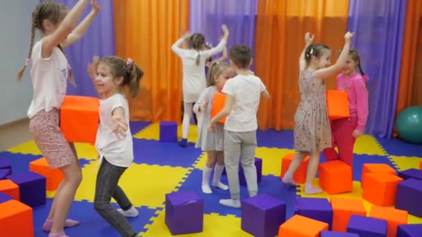 Childrens speelkamer. Spelen met schuim kubussen. — Stockvideo