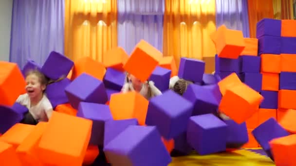 Salle de jeux pour enfants. Jouer avec des cubes de mousse . — Video