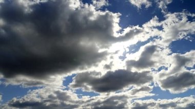 Mavi bir bahar gökyüzünde bulutlar