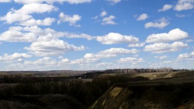 Manzara, mesafe uçurumlar demiryolu köprüsü. Gölge zemini kaplar.