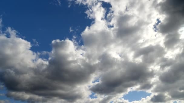 Wolken op een blauwe lente hemel — Stockvideo