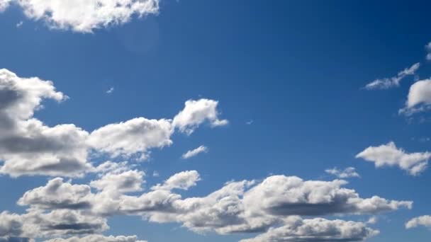 Nuvens em um céu de primavera azul — Vídeo de Stock