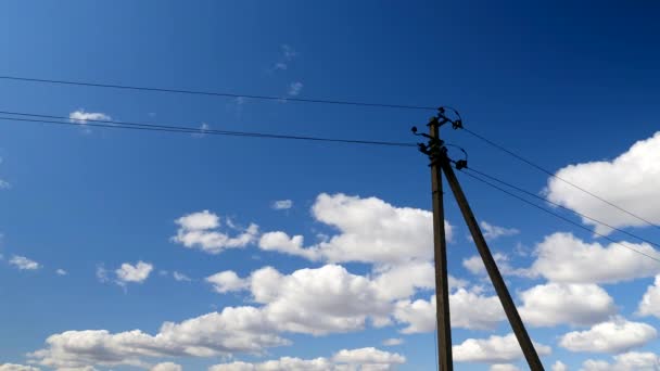 Pilones de línea eléctrica contra un cielo azul . — Vídeo de stock